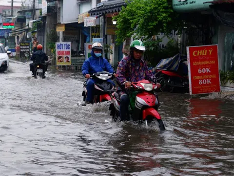 TPHCM mưa như trút gây ngập nặng, xe chết máy hàng loạt