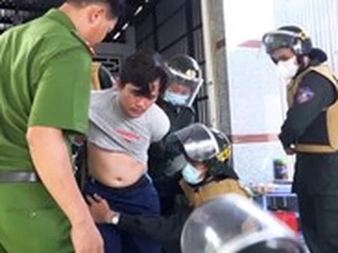 Đánh mẹ rồi đâm vào ngực khiến cán bộ an ninh nguy kịch, thanh niên cố thủ trong nhà
