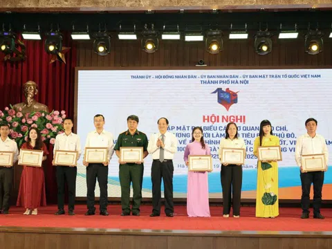 Chủ tịch thành phố Hà Nội tặng Bằng khen cho Báo Tiền Phong