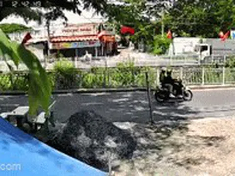 Xe tải tông nhau, 2 tài xế mắc kẹt trong cabin