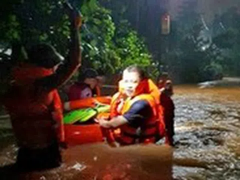 Thái Nguyên ngập sâu vì mưa lớn, dân leo lên mái nhà cầu cứu