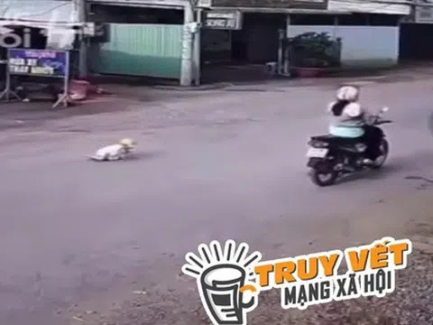 Phẫn nộ cảnh mẹ bỏ con 18 tháng tuổi giữa đường đông xe cộ
