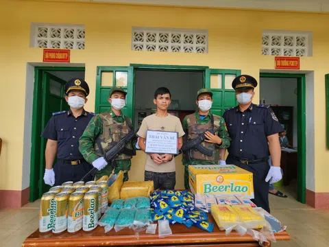 Bắt đối tượng vận chuyển trên 4000 viên nén, 95 gói nghi ma tuý tại cửa khẩu quốc tế Bờ Y