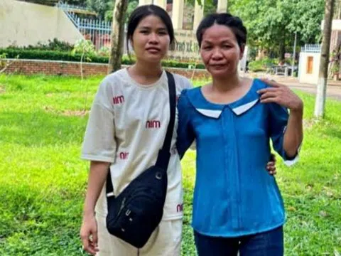 Đeo bảng đi tìm mẹ suốt 3 tháng giữa TPHCM, cô gái 18 tuổi vỡ òa khi đoàn tụ