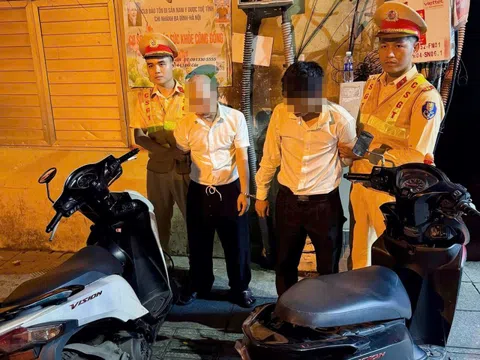 Lật tẩy hai đối tượng áo trắng sơ vin đẩy xe máy trong đêm