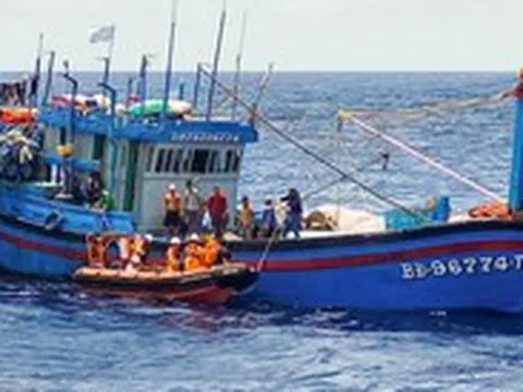 Cấp cứu kịp thời ngư dân bị đột quỵ trên vùng biển Hoàng Sa