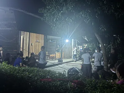 Con trai cầm dao đuổi đánh bố, chém mẹ tử vong