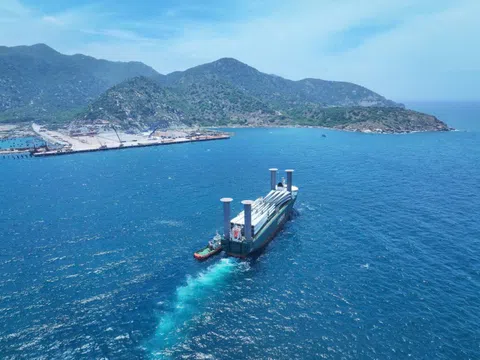 Cảng quốc tế Trung Nam Cà Ná lần đầu đón tàu chở tuabin gió