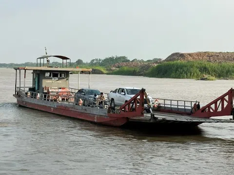 Nhiều bến cảng, bến đò chở khách qua sông Hồng Hà Nội hết phép