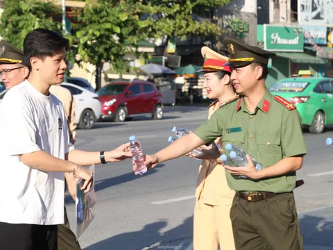 Hình ảnh đẹp chiến sĩ công an tiếp sức mùa thi