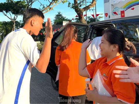 Đại gia đình đưa 21 sĩ tử đặc biệt ở Đà Nẵng đi thi
