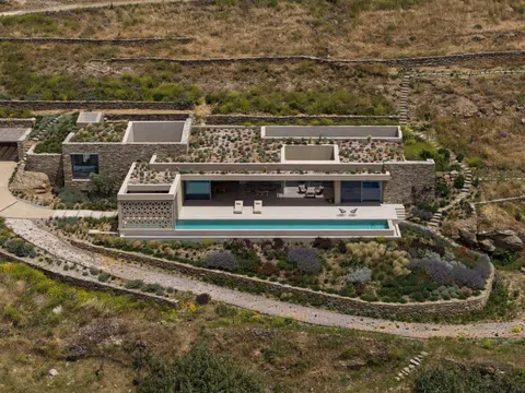 Ngắm trọn villa được thiết kế với cảnh quan tựa núi