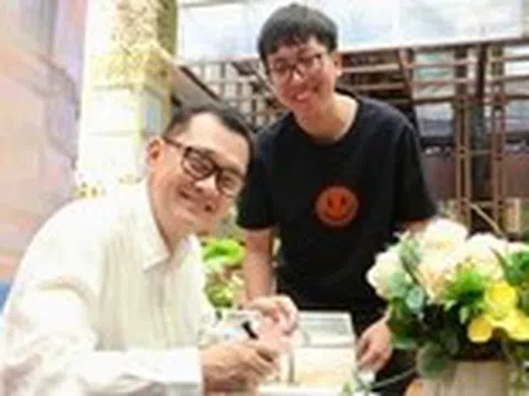 Nghệ sĩ Hữu Châu và cuốn sách dâng lên má Ba Thanh Nga