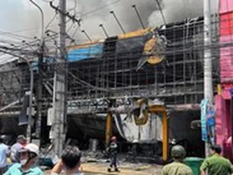 Cửa hàng Điện Máy Xanh ở Đồng Nai bốc cháy dữ dội