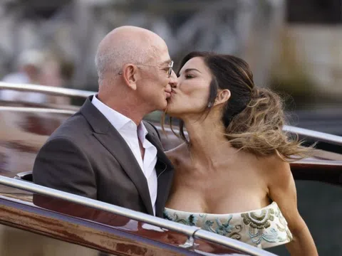 Tỷ phú Jeff Bezos hôn vợ trong lễ cưới