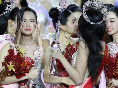 24 người đẹp ôm chầm Hoa hậu Hà Trúc Linh