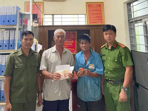 Nhặt được tiền vàng, lão nông trả lại người đánh rơi