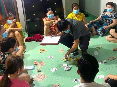 Nữ trưởng phòng công ty bảo hiểm đánh bạc với 9 phụ nữ