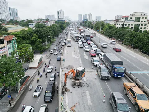 Đường Vành đai 3 tiếp tục ùn tắc kéo dài nhưng công trường thi công rào chắn cẩu thả gây bụi bẩn