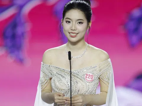 Người giúp Á hậu Châu Anh tự tin đọc thơ trong phần thi ứng xử