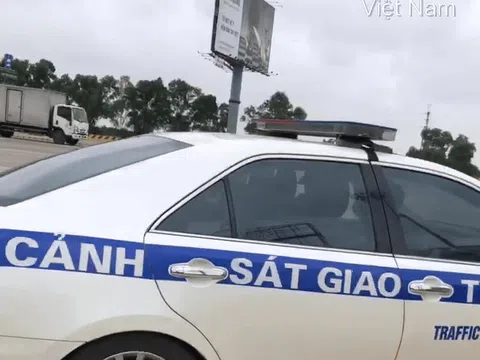 CSGT dùng xe đặc chủng đưa bé gái co giật trên cao tốc đến bệnh viện
