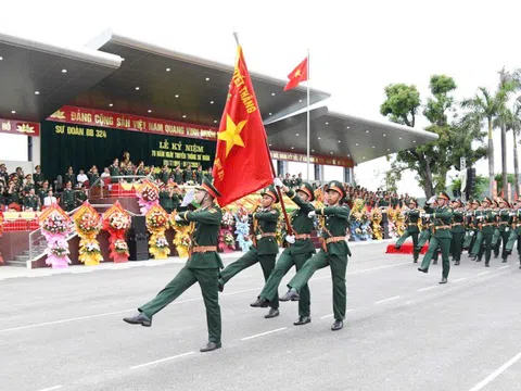 Sư đoàn Bộ binh chủ lực 324 đón nhận Huân chương Bảo vệ Tổ quốc và Huân chương Anh dũng