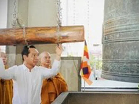 Chủ tịch Nguyễn Văn Được thỉnh chuông hòa bình cầu quốc thái dân an ở chùa Vĩnh Nghiêm