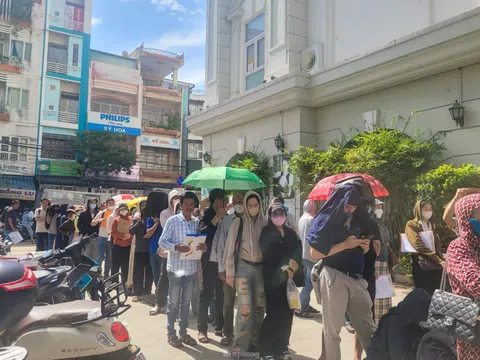Hàng trăm người 'rồng rắn' xếp hàng mua dự án nhà ở xã hội 'hot' nhất