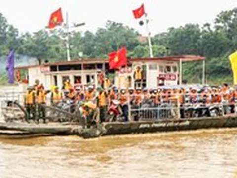 Nước sông Hồng chảy xiết, tạm dừng vận hành phà quân sự ở Phong Châu