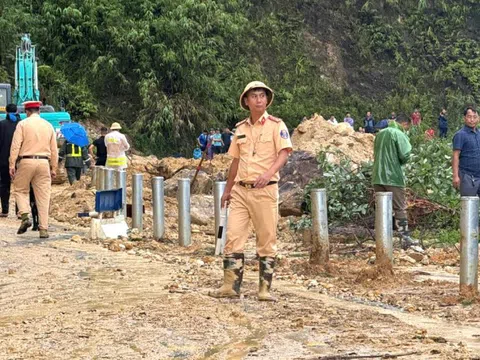 Sạt lở đất đá vùi lấp người đàn ông trên đoạn quốc lộ nối Lào Cai với Lai Châu
