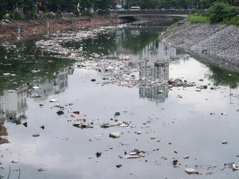 Rác 'ngập trắng' sông Tô Lịch sau cơn mưa lớn