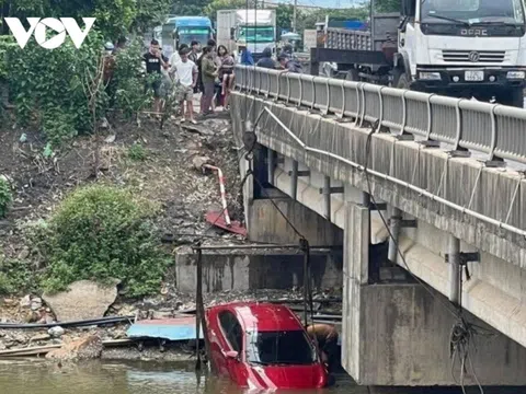 4 người thoát nạn khi xe ô tô lao xuống sông