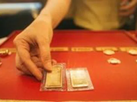 Giá vàng miếng SJC vượt 121 triệu đồng/lượng, giá USD kịch trần