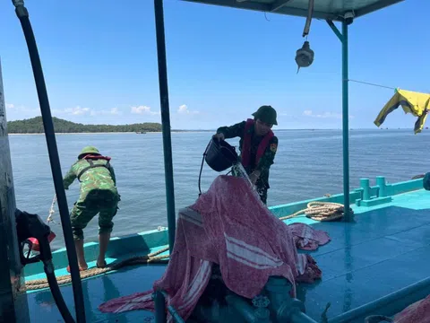 Cháy tàu bán xăng dầu ở Móng Cái, 3 người bị thương