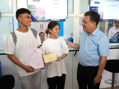 Đôi vợ chồng trẻ Bru Vân Kiều bất ngờ được Chủ tịch tỉnh trao giấy đăng ký kết hôn và tặng quà