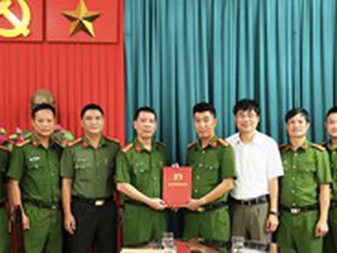 Khen thưởng công an vụ bắt người đàn ông 5 ngày gây ra 7 vụ cướp điện thoại của phụ nữ