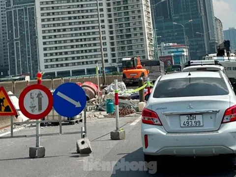 Hàng rào thi công chậm tiến độ gây ùn tắc kéo dài ở đường Vành đai 3