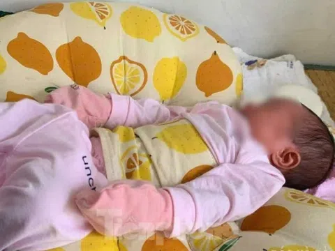 Bé sơ sinh bị bỏ giữa đường trong đêm tối