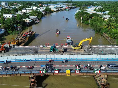 Tháo dỡ cầu Ô Môn trên Quốc lộ 91, phương tiện lưu thông ra sao?