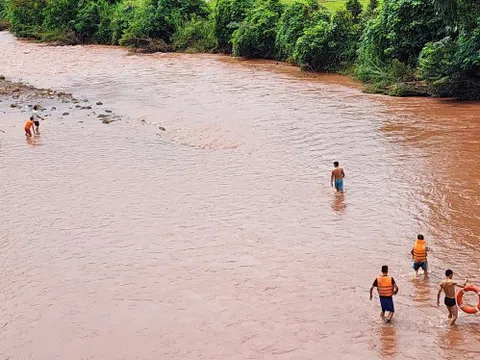 Hàng trăm người tìm bé trai 8 tuổi bị nước cuốn trôi khi đi bè qua suối