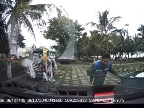 Anh công nhân môi trường nhận 'mưa lời khen' với hành động đầy trách nhiệm