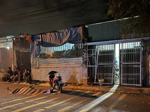 Tông xe máy vào nhà dân ở TPHCM, 1 người chết, 1 người nguy kịch