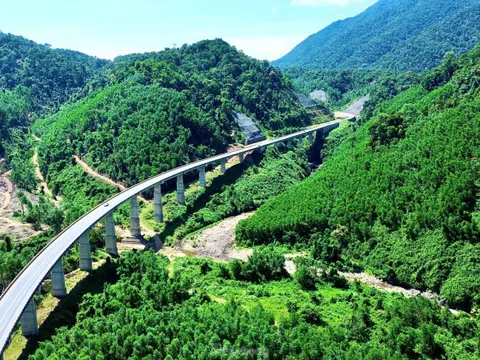 Ngắm tuyến cao tốc vừa khởi công mở rộng đi qua khu vườn ‘đặc biệt’ xứ Huế