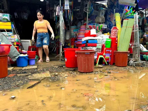 Tiểu thương Đà Nẵng đóng cửa dọn bùn sau trận mưa lũ trái mùa