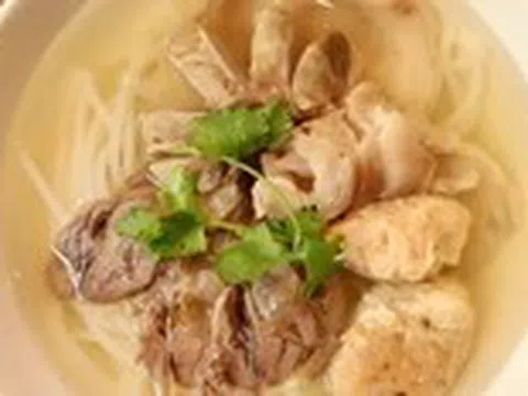 Bún bò Huế O Kay nước trong, chả cua vừa béo vừa bùi, bắp bò hoa xắt lát