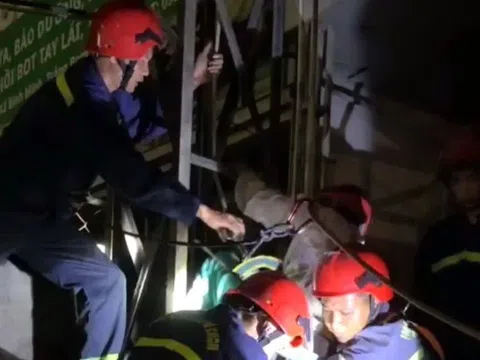 Giải cứu người đàn ông mắc kẹt trên biển quảng cáo cao 15m