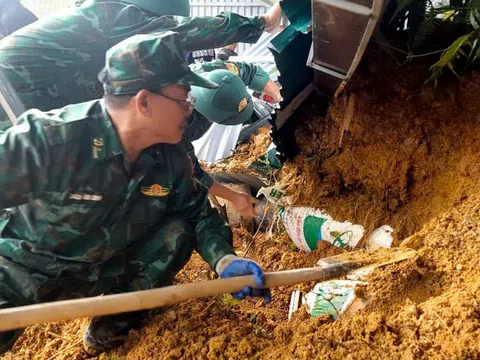 Bộ đội Biên phòng đào đất cứu tài sản, khắc phục hậu quả sạt lở đất giúp người dân
