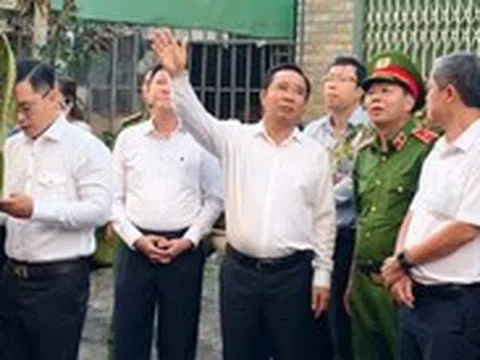Chủ tịch UBND TP.HCM Nguyễn Văn Được đến hiện trường chỉ đạo khắc phục vụ cháy tại cư xá Độc Lập
