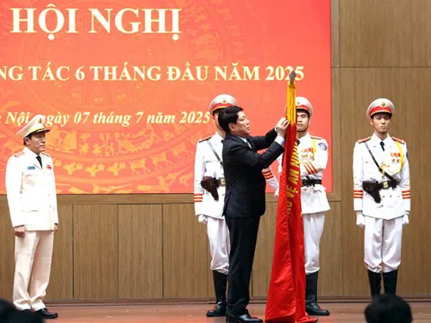 Trao Huân chương cao quý tặng Bộ Công an và các tập thể, cá nhân xuất sắc