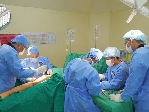 Người phụ nữ bị máy cày cán ngang người thoát chết hy hữu